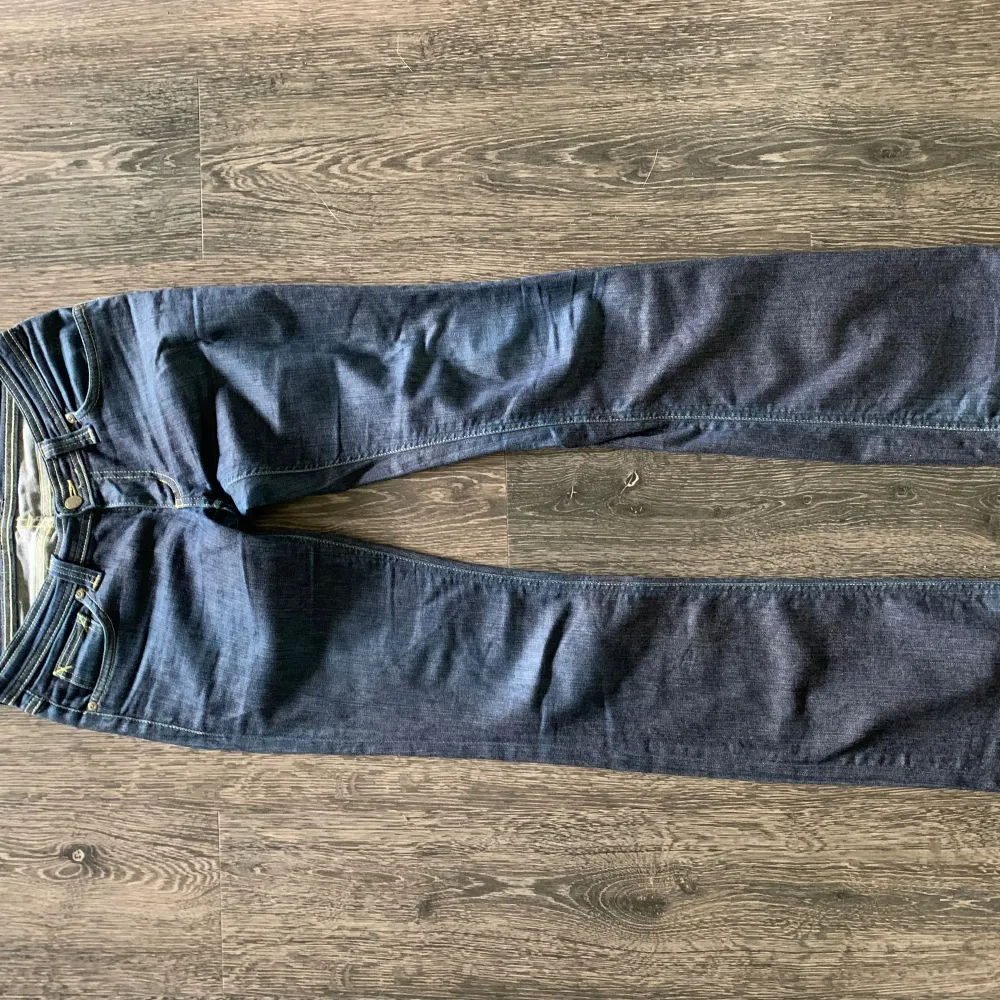 Supersnygga lågmidjade bootcut jeans i mycket fint skick! Storlek 29/34! Vid frågor, tveka inte på att höra av dig!  Köparen står för alla fraktkostnader!. Jeans & Byxor.