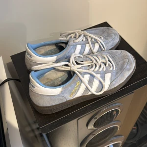Adidas Spezial - Adidas Spezial, ljusblåa. Använt skick, dock ej använda sedan länge. Står herr i storleken men jag skulle säga att dom passar som kvinna, har själv använt dom. 