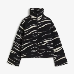 Teddy jacka  - Säljer denna snygga slut sålda Teddy jacka i zebra mönster då den ej kommer till användning, bra skick. Hör av er för fler bilder eller frågor💓hör av er innan köp nu💕