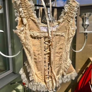 Korsett  - Använd fåtal gånger väldigt fin skick