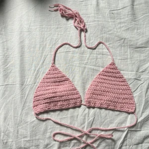Virkad bikinitop - En rosa virkad bikinitop säljs då den inte riktigt var i min stil. Den är virkad av akrylgarn. Storlek S, perfekt för a-kupor. Rekommenderar att handtvätta❤️