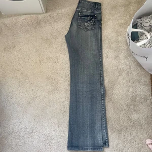 jeans  - Y2k/ Stockholmsstil jeans i storlek M med snygga detaljer samt inbroderingar på jeansen. Säljer pga har gått upp i vikt.