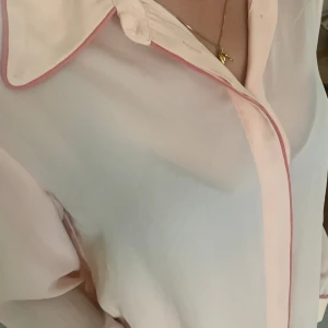 Viskos blus rosa - Viskosblus i rosa färg i storlek M. I bra skick från Mango Köparen står för frakt 