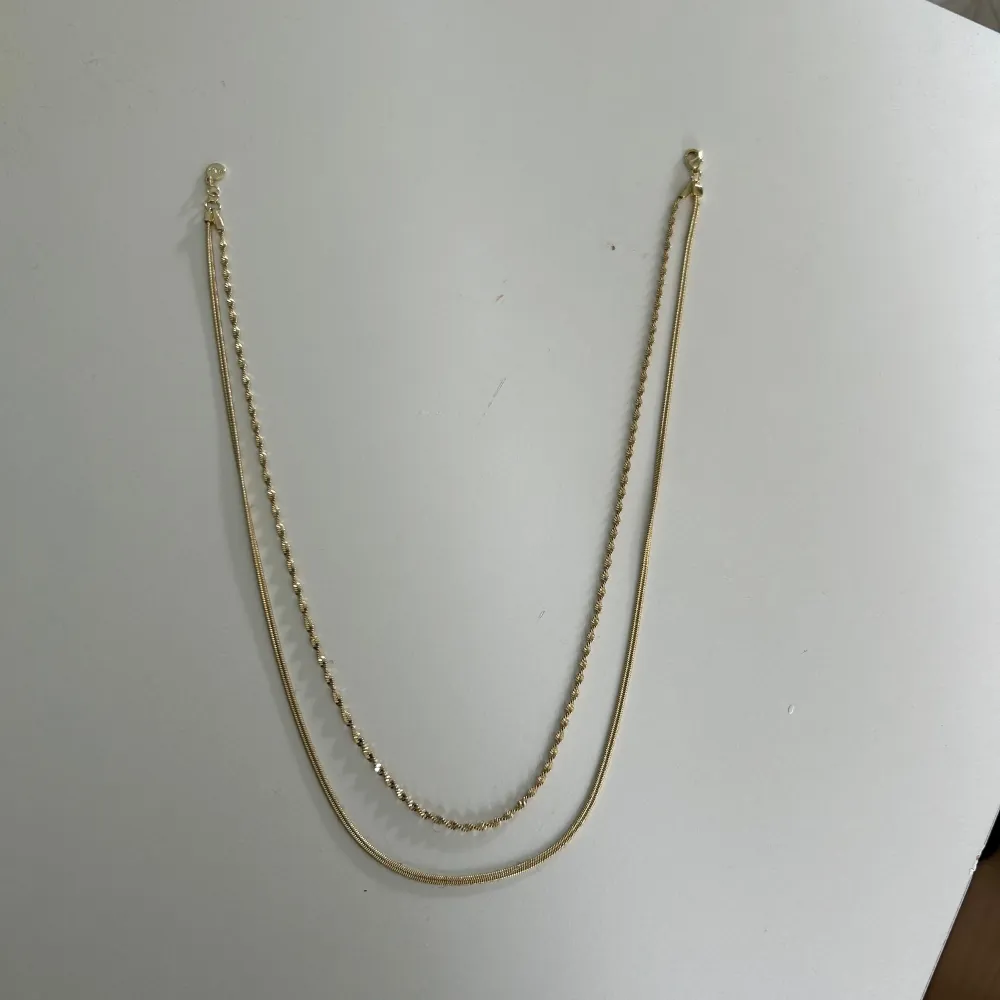 Superfint dubbelt halsband från snö of Sweden💞De är endast använt en gång så de är i super bra skick. Nypris är 399kr. Asusteet.