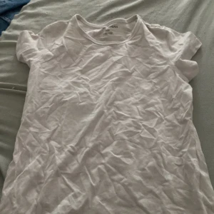Vit t-shirt  -  En vanlig vit t-shirt i storlek 146-152 Inte används så ofta tror jag jag gillade inte Basic tröjor när jag jag var yngre men men för väldigt bra pris