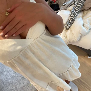 Söt vit klänning  - I bra skick jag köpte den för skolavslutningen men nu har jag ingen användning av den längre så därför säljer jag den här! 