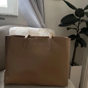 Valentino stor läderväska - Beige Valentino by Mario väska klassisk model som är i ok skick , tyvärr är handtag sliten men är i topp skick annars Köparen står för frakt 📦 