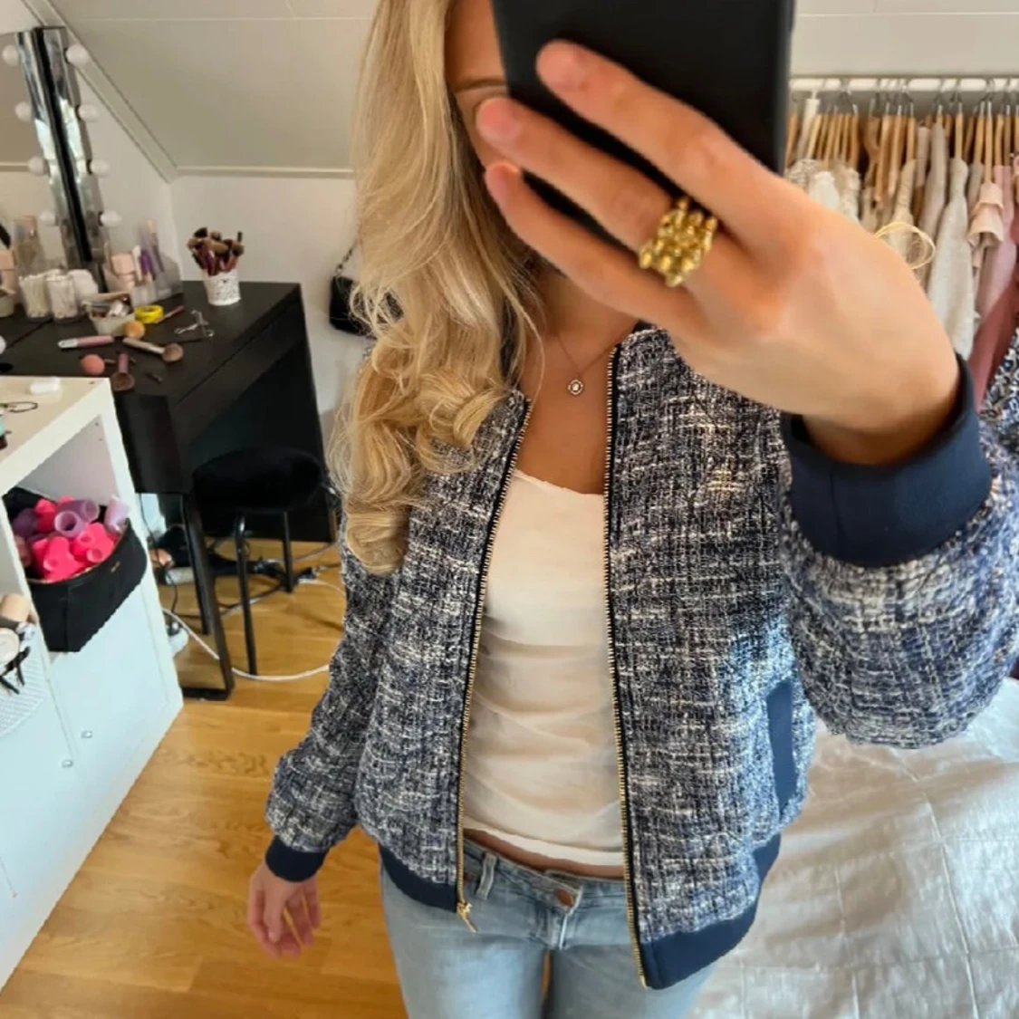 Blå och vit bomberjacka