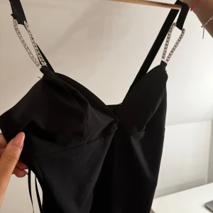 Klänning  - Jätte fin kort klänning från zara med diamant band i storlek s 