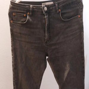 Zara jeans - Säljer dessa jens grå svarta jeans ifrån Zara använt ett få tal gånger bra skick🫶🏼