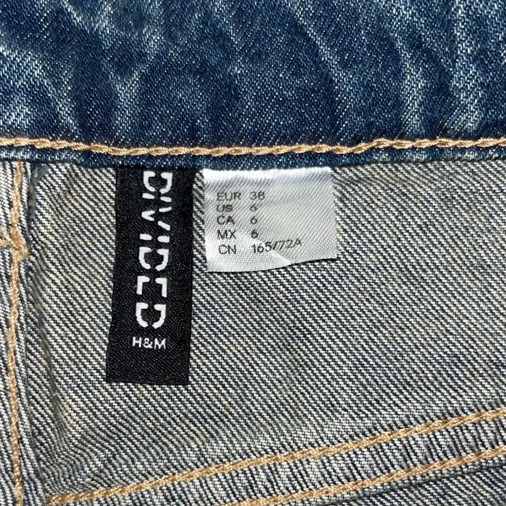 Jätte fina baggy jeans från H&M i storlek 38. Helt oanvända och väldigt bra kvalitet. Luftiga och sköna jeans som nog fungerar bättre om man är över 155cm lång! ❗️DISKUTERAR GÄRNA PRIS❗️. Jeans & Byxor.