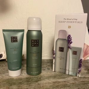 The Ritual of Jing Sleep Essentials - Säljer ett set från Rituals som heter The Ritual of Jing Sleep Essentials. Setet innehåller en lugnande duschskum och en nattkräm,. Duschskummet är 50 ml och nattkrämen är 40 ml.     Helt nytt och oanvänt , bara upptaget för att ta kort 💞