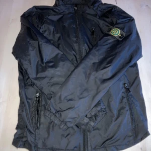 Stone island jacka 💨💫 - Tjena säljer nu en stone island jacka, den är riktigt skön men har dessvärre gått sönder lite med tiden, slå en pling om ni har intresse 💫