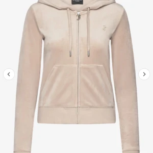 Juicy Couture - Juicy tröja, beige, storlek xs, bra skick, säljer för att jag aldrig använder mina Juicy längre, säljer väldigt billigt för att jag vill bli av med den och behöver pengarna då jag håller på att spara😊 kostar 1300 som ny! FYND!