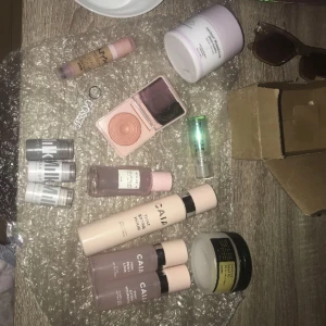 Smink - Hej jag säljer lite smink/hudvård allt för 600kr inklusive gratis frakt 💘🤗,hör gärna av dig vid frågor elr mer bilder!🐆🥂