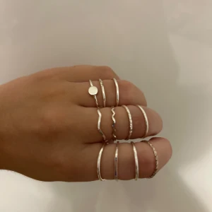 Ringar!! - 11 ringar ifrån H&M i silver, storlek xs/s 🥰