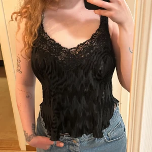 Svart vintage spetstopp  - Assnyggt spetslinne från 2000-talet 🖤🖤🖤 I storlek M. I gott skick!