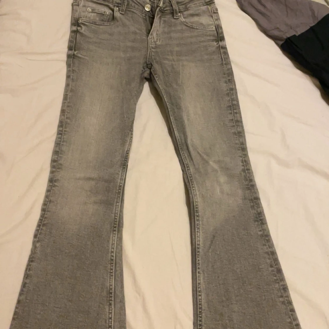 Gråa jeans