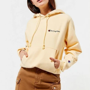 Gul hoodie  - Pastellgul hoodie från Champion & Urban Outfitters, använd fåtal gånger 