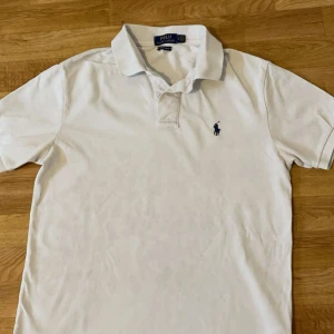 Ralph Lauren piké  - Ralph lauren piké i vit. Säljs pga att den inte används längre. Mycket bra kvalité och passar mycket. Fläckigt vid bröstet/magen men det går säkert bort och dessutom syns det knappt. Hör av er vid mer frågor 😁