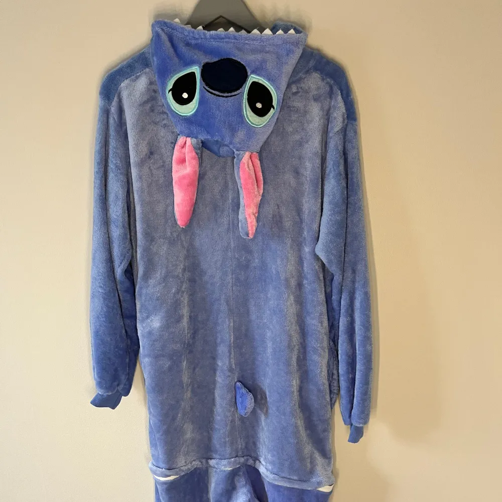 Blå onesie som efterliknar Stitch i storlek L💙(Tre skönhetsfel, dock inget som inte snabbt går att lösa med nål och tråd🫶) Köparen står för frakt!📦. Hoodies.