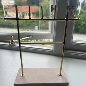 Smyckesatäll - Jätte fina smyckes ställ som inte används längre! 