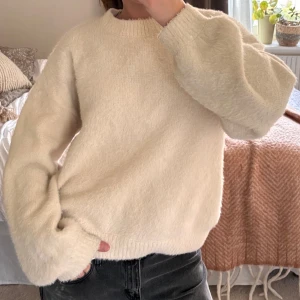 Vit stickad tröja  - Fin stickad tröja som inte kommer till användning längre  Mycket fint skick! Inga defekter och inte nopprig.  Stl 170 egentligen men sitter oversized 