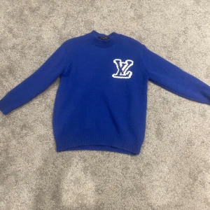 Louis Vuitton tröja - Skick 8/10 | vet ej om den är äkta samt har inte kvitto därav priset | för frågor skriv!