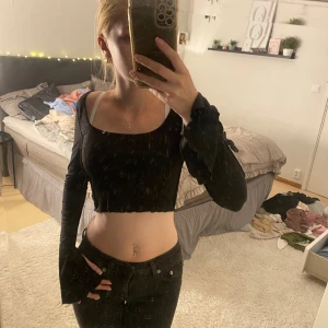 Svart croppad topp - Säljer en svart croppad topp med långa ärmar. Toppen är tight och perfekt för en kväll ute eller en casual dag. Den är bekväm och stilren, passar till det mesta. Köp direkt eller ge prisförslag 💛