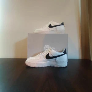 Nike air Force 1 - Nike air force skor i bra skick . Använda ett fåtal gånger. Orginal kartong med följer.