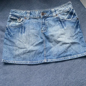 Jeanskjol - Säljer denna jättesnygga jeanskjol från reactive  pga att den är för stor. De står att waist är 31. Priset är diskuterbart och kontakta gärna vid frågor 💗