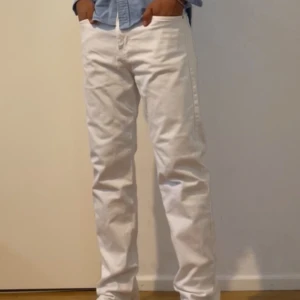 Vita byxor  - Vita byxor köpta från H&M. Passformen är straightleg! Skitsnygga och passar mycket. Väl omhändertagna 😄. Säljs pga att de är lite för stora för mig. Storlek är 32 eller 32/32. Köptes för runt 350kr säljs för 100kr! Hör av er vid mer frågor 😁