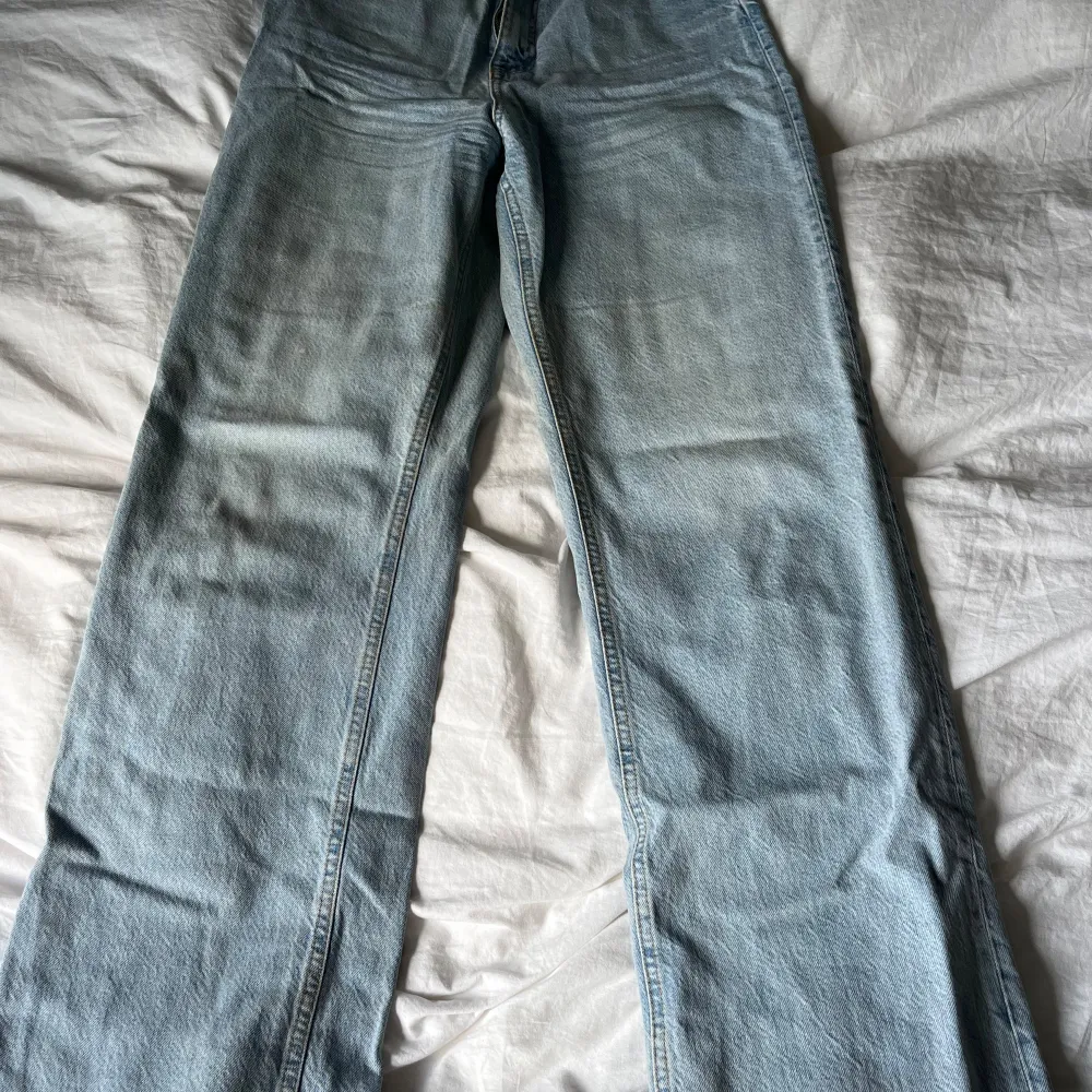 Jeans från zara hög midja och långa ben Straight modell . Jeans & Byxor.