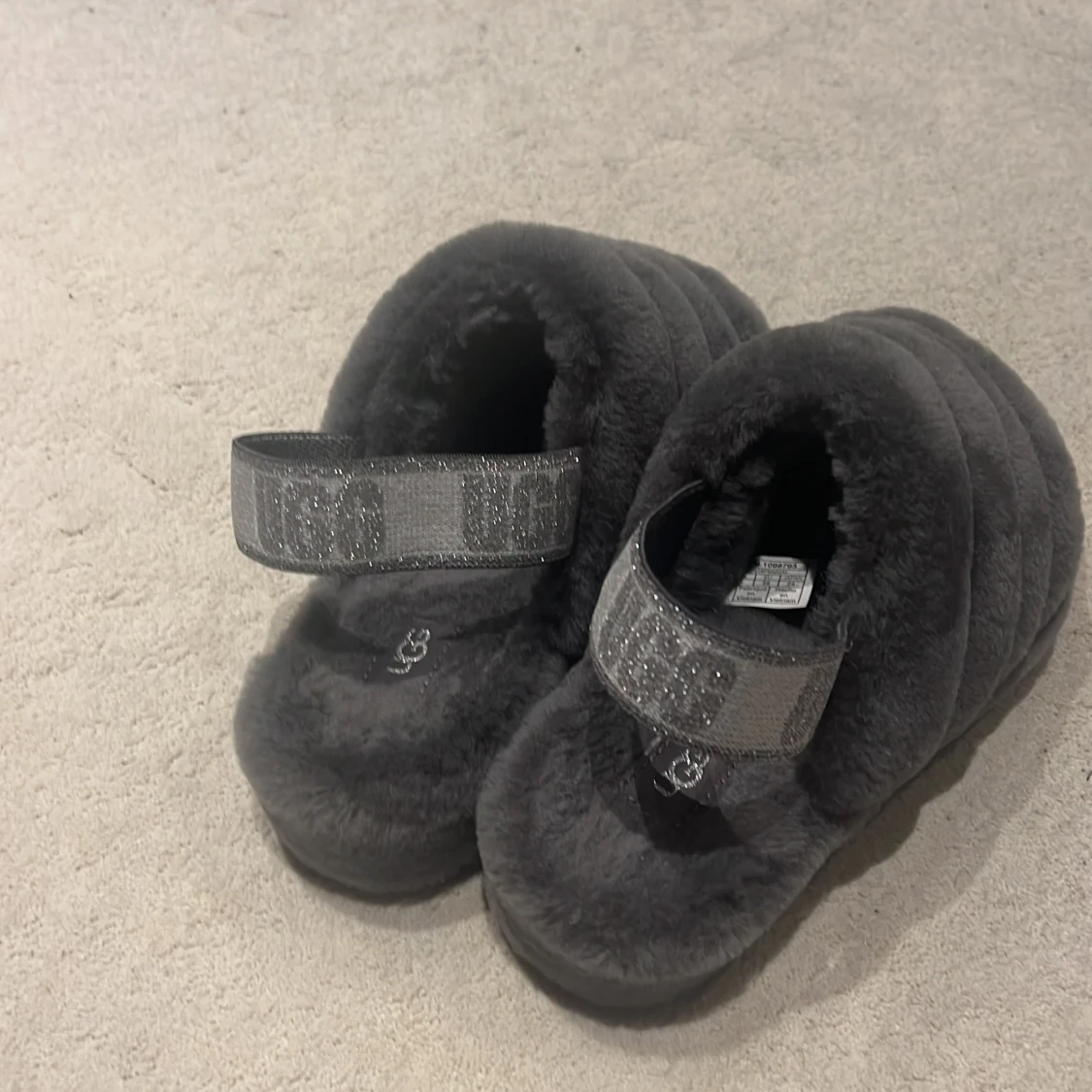 Mysiga grå sandaler med päls - 90