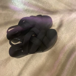 Sandaler  - Säljer svarta sandaler i storlek 39,5 