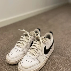 Nike air 1 - Ett par airforces bra skick men andvända storleken funkar mellan 36-38