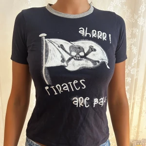 baby tee - baby tee med coolt tryck!☠️