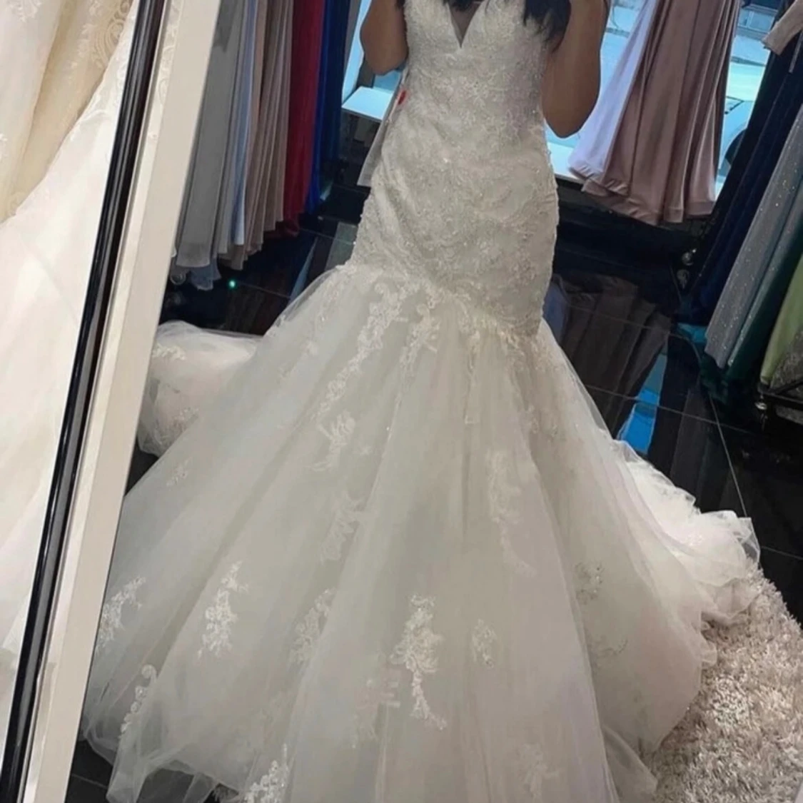 Vit spetsklänning med slits