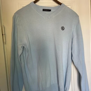 Henri Lloyd sweatshirt  - Ljusblå Henri Lloyd sweatshirt i storlek S. Den är i fint skick!