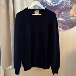 Svart stickad tröja från Hackett - Säljer en snygg och stilren svart stickad tröja från Hackett. Tröjan har en klassisk design med rund hals och långa ärmar. Perfekt för höst och vinter, den är både varm och bekväm. Passar bra till både vardag och fest. Köp direkt eller ge prisförslag!