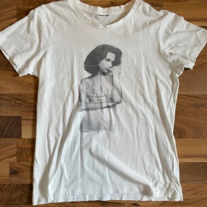 winona ryder t-shirt  - vit t-shirt med grått tryck av winona ryder. köpt här på plick och endast använd ett fåtal gånger. står inte storlek men skulle gissa på xs-s. hör av dig vid frågor eller funderingar! 
