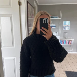 Svart stickad tröja - Säljer en mysig svart stickad tröja. Den har en normal passform och är långärmad med ribbade muddar vid ärmslut och nederkant. Perfekt för höst och vinter! 