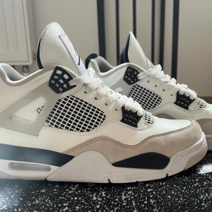 Nike Air Jordans i vit och svart - Säljer ett par Nike Air Jordans 4 retro, använts ett fåtal gånger och kommer med box