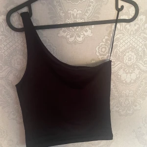 One shoulder top - Fin one shoulder top från Ginatricot💘