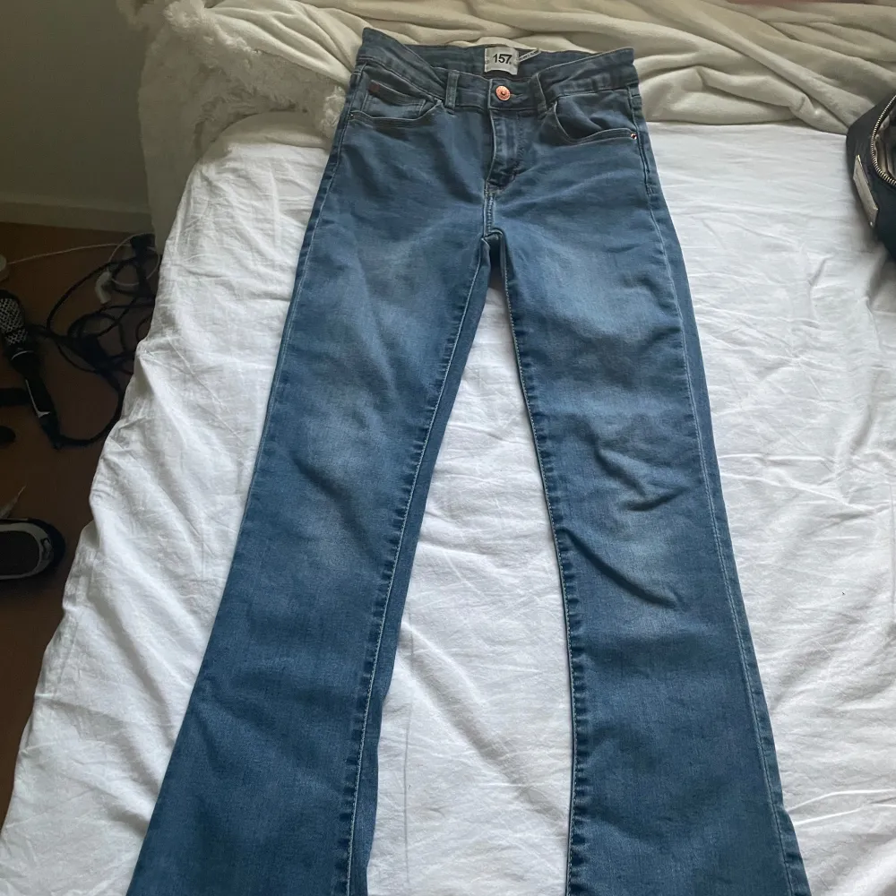 Säljer ett par snygga blå bootcut jeans från lager 157 i storlek 160 men passar som xs/s💗säljer för att jag har ett par typ likadana.. Jeans & Byxor.