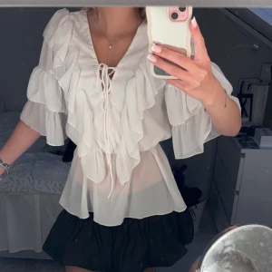 Volang blus  - Jättefin volangblus som inte kommer till användning längre, använt 1 till 2 gånger!💕