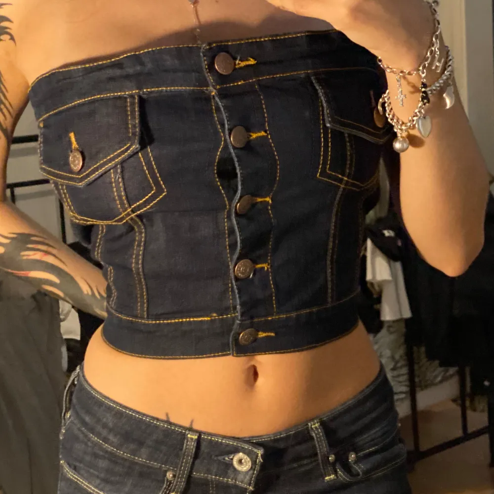 Jätte söt jeans topp från 2000 talet som är köpt i Brasilien tyvärr så är den för stor på mig:(. Yläosat.