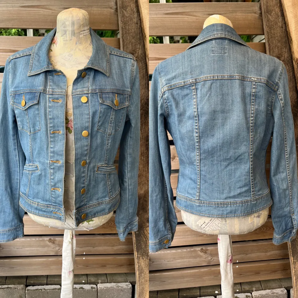 Super snygg lite figursydd jeansjacka från h&m stl 36, endast provad och har sedan blivit hängande tyvärr. Kostade runt 400:-. Jackor.