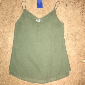 grönt linne - säljer det här jättefina linnet från amisu. Köpte den här på sellpy men den har alltid varit för stor för mig. Storleken är xs men jag tror en s kan ha den🤍🤍