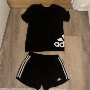 Adidas set - Ett snyggt och bekvämt adidas set! Står inte direkt nån storlek men skulle säga shortsen i xs och tröjan S ! 150kr ink frakt ! 